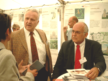 Das Foto zeigt den Baudezernenten Volker Dürr und den Kulturdezernenten Werner Krüger (r.) im Gespräch auf dem Projektmarkt.
