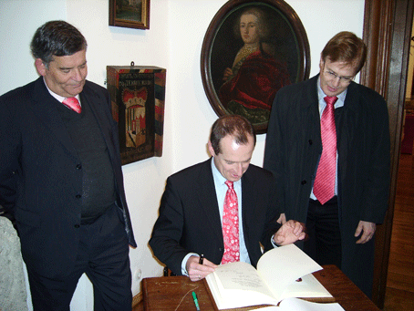 Das Foto zeigt v.l.n.r. Landrat Hagen Jobi und Landtagsabgeordneter Peter Biesenbach beim Eintrag des Ministers Oliver Wittke in das Gästebuch des Oberbergischen Kreises