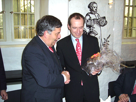 Das Foto zeigt die Überreichung einer Dröppelminna an Minister Oliver Wittke durch Landrat Hagen Jobi
