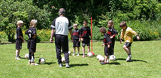 Das Foto zeigt Kinder beim fußballtag auf Schloss Homburg während der Aktivitäten zum Erlangen des DFB-Fußballabzeichens
