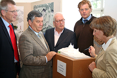 Das Foto zeigt Bürgermeister Bernd Hombach, Landrat Hagen Jobi, Architekt Thomas van den Valentyn, Reimar Molitor - Geschäftsführer der Regionale 2010 - und Museumsdirektorin Dr. Gudrun Sievers-Flägel(v.l.) mit dem Modell des erweiterten Schloss Homburg. (Foto: OBK) Das Foto zeigt Bürgermeister Bernd Hombach, Landrat Hagen Jobi, Architekt Thomas van den Valentyn, Reimar Molitor - Geschäftsführer der Regionale 2010 - und Museumsdirektorin Dr. Gudrun Sievers-Flägel (v.l.) mit dem Modell des erweiterten Schloss Homburg. (Foto: OBK)