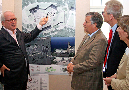 Das Foto zeigt den Kölner Architekten Thomas van den Valentyn, Landrat Hagen Jobi, Bürgermeister Bernd Hombach und Museumsdirektorin Dr. Gudrun Sievers-Flägel. (Foto: OBK) Das Foto zeigt den Kölner Architekten Thomas van den Valentyn, Landrat Hagen Jobi, Bürgermeister Bernd Hombach und Museumsdirektorin Dr. Gudrun Sievers-Flägel. (Foto: OBK)