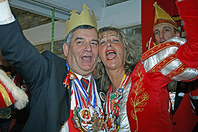 Landrat Jobi in Stimmung auf dem Karnevalstreffen auf Schloss Homburg (Foto: OBK)