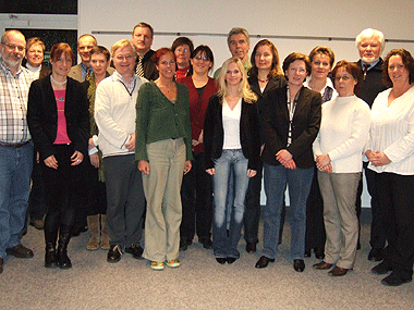 Das Bild zeigt die Absolventinnen und Absolventen des 5. Basiskurses Betreuungsrecht sowie (7. v.l.) den stellvertretenden Landrat Hans-Otto Gries. (Foto: OBK)