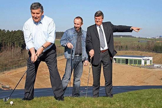Das Foto zeigt Landrat Jobi, Hubertus Greb und RP Lindlar beim Crossgolf. (Foto: OBK)