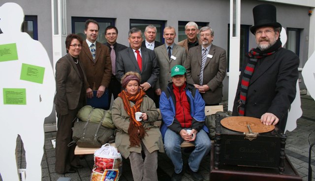 Hochkartig besetzt war die Fachtagung zum Thema Armut im Gummersbacher Kreishaus. Birgitta Neumann, Peter Rothausen, Rainer Drescher, Landrat Hagen Jobi, Dr. Jorg Nrmberger, Jochen Gran, Jrgen Evers und Prof. Dr. Franz Segbers (h.v.l.) diskutierten ber die Bekmpfung der Armut, wie sie (v.v.l.) Sozialarbeiterin Andrea Ewald, ihr Kollege Olaf Seibert und Leierkastenspieler Dr. Ullrich Wimmer darstellten. (Foto: Oberbergischer Kreis) 