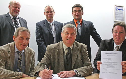 Das Foto zeigt: Wolfgang Brodesser, stellvertretender Geschäftsführer des Kreiskrankenhaus Gummersbach, Dr. Jörg Uwe Schulz, Chefarzt der Orthopädie am St. Josef Krankenhaus Engelskirchen, Dr. Andreas Florczyk, Chefarzt der Chirurgie am Krankenhaus Engelskirchen, (h.v.l.) und Dr. Walter Schäfer, ärztlicher Direktor Kreiskrankenhaus Gummersbach, Gesundheitsdezernent Dr. Jorg Nürmberger und Dr. Ralf Mühlenhaus, ärztlicher Leiter Rettungsdienst, (v.v.l.) unterzeichnen den "Oberbergischen Trauma Konsensus".  (Foto: OBK)