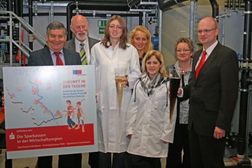 Landrat Jobi präsentierte auf der Leppe "Zukunft in der Tasche" mit Manfred Kümper, Dorothea Okun, Monika Lichtinghagen-Wirths, Corinna Eyl, Claudia Fuchs und Benno Wendeler (v.l.). (Foto: OBK)