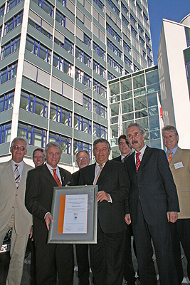 Freude über den mittelstandsfreundlichen Kreis (v.l.): Harald Pflitsch, Jochen Hagt, Dieter Patt, Dieter Krell, Landrat Hagen Jobi, Prof. Dr. Frank Wallau, Staatssekretär Hartmut Schauerte und Michael Pfeiffer.