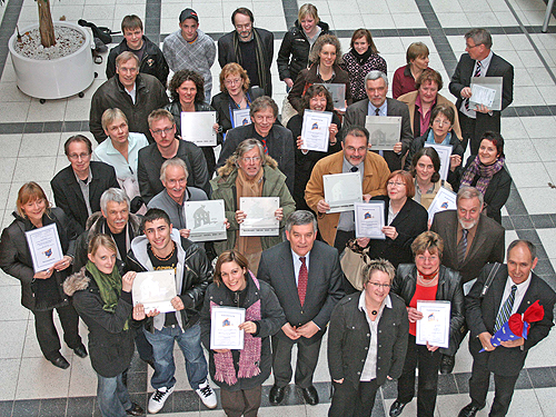 Landrat Hagen Jobi (vorne Mitte) überreichte neun weiterführenden Schulen aus dem Oberbergischen Kreis das Berufswahlsiegel für ihre vorbildliche Arbeit in der Berufsorientierung. (Foto: OBK)