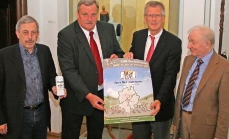 Werner Becker-Blonigen, Hans-Otto Gries, Bernd Hombach und Walter Sarstedt rufen auf, für die "Tour der Hoffnung 2009", zu spenden. (Foto: OBK)