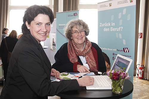 Birgit Steuer von der Wirtschaftsförderung (lins) und Sabine Steller, Gleichstellungsbeauftragte, bei der NRW - Fachtagung zum Thema Wiedereinstieg in Düsseldorf