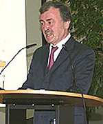 Jochen Kienbaum am Rednerpult während der Veranstaltung