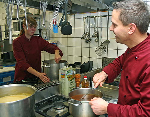 Dank des Küchenumbaus können sich Martin Krossa und Marina Körner bei der Arbeit sehen und verständigen. (Foto: OBK)