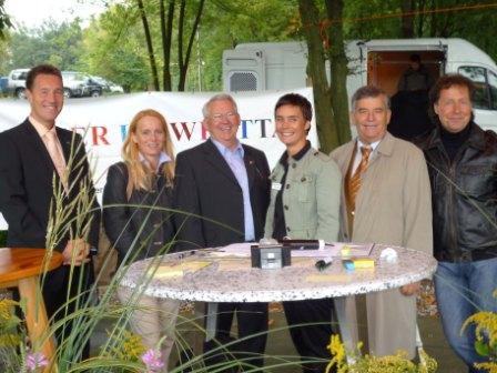 Die Veranstalter (v.l.) Ralf Schmallenbach, Monika Lichtinghagen-Wirths, Heinz Pauli, Vera Zielberg und Hagen Jobi feierten mit Moderator Rüdiger Hockamp und Tausenden Gästen den 25. Geburtstag des Bunten Umwelttages. (Foto: privat)