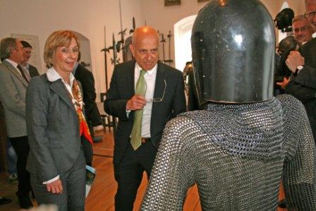 Museumsdirektorin Dr. Gudrun Sievers-Flägel führte den Botschafter durch die Ausstellung. (Foto: OBK) 