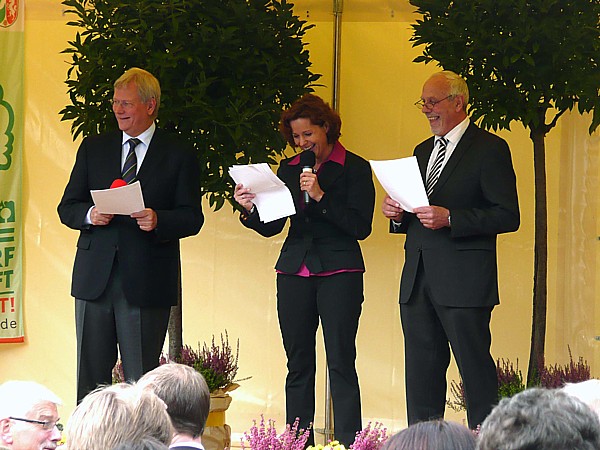Steffi Neu (WDR) moderierte die Preisverleihung mit Minister Uhlenberg (l.) und Landwirtschaftskammer-Präsident Frizen (r.). (Foto: OBK)