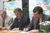 Bürgermeister-Sprecher Werner Becker-Blonigen, Landrat Hagen Jobi und Staatssekretär Günter Winands (v.l.) unterzeichneten die Kooperationsverträge. (Foto: OBK)