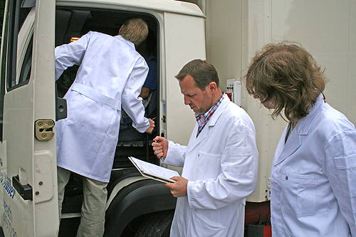 Mitarbeiter des Veterinär- und Lebensmittelüberwachungsamtes des Oberbergischen Kreises kontrollierten in Engelskirchen und Marienheide 18 Fahrzeuge. (Foto: OBK)