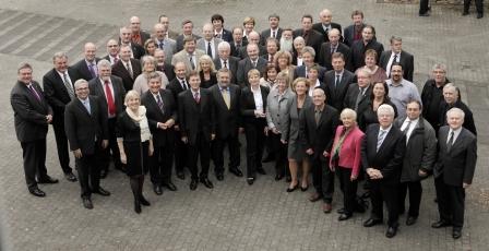 Landrat Hagen Jobi mit den Mitgliedern des neuen Kreistages (Foto: OBK)