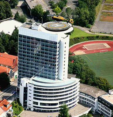 Fotomontage: Kreishaus mit landendem Hubschrauber auf dem Hubschrauberlandeplatz auf dem Kreishausdach