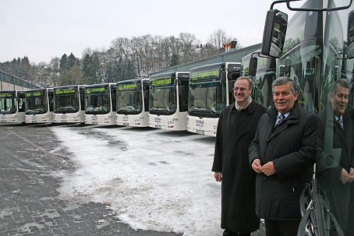 OVAG-Vorstand Karl Heinz Schütz und Landrat Hagen Jobi (r.) gaben zum Jahresbeginn den Start frei für zehn neue Busse, die mit umweltfreundlicher Abgastechnik ausgestattet sind. (Foto: OBK)