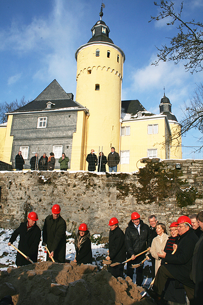 Der offizielle Spatenstich fand vor der historischen Schloss-Kulisse statt (Foto: OBK) 