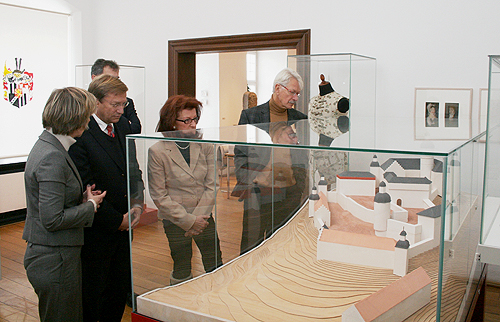 Museumsdirektorin Dr. Gudrun Sievers-Flägel führte Bau-Minister Voigtsberger und Regierungspräsidentin Walsken durchs Schloss (Foto: OBK) 