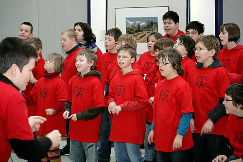 Die Schulchöre sangen stimmungs- und schwungvolle Wehnachtslieder (Foto: OBK) 