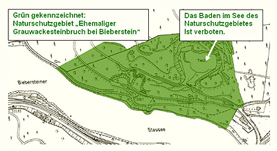 Karte mit dem farblich gekennzeichneten Naturschutzgebiet, in dem im See ein Badeverbot gilt
