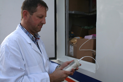 Lebensmittelkontrolleur Bernd Stangier überprüft die Temperatur der Tiefkühlware. (Foto: OBK)