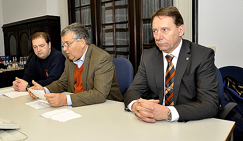 Der Krisenstab mit Landrat Hagen Jobi (Mitte) und Kreisdirektor Jochen Hagt (rechts) informieren die Pressevertreter (Foto: Dirk Adolphs)