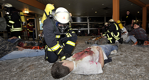 Hilfskräfte bei Verletzten in der Eugen-Haas-halle (Foto: Dirk Adolphs)