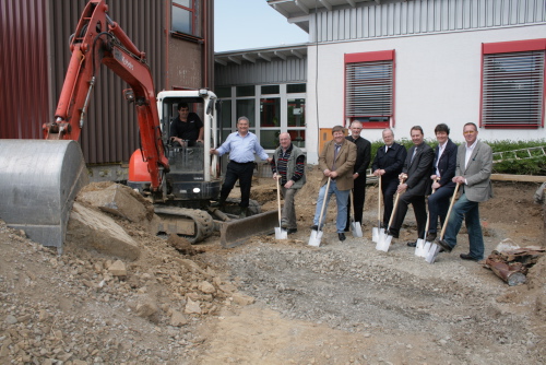 Der offizielle erste Spatenstich für das Notfallzentrum in Marienheide-Kotthausen (Foto: OBK)