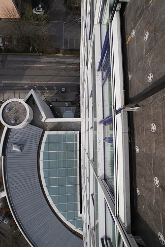 Die Glaselemente der Fassadenverkleidung sollen durch Alu-Bleche ersetzt werden. (Foto: OBK)