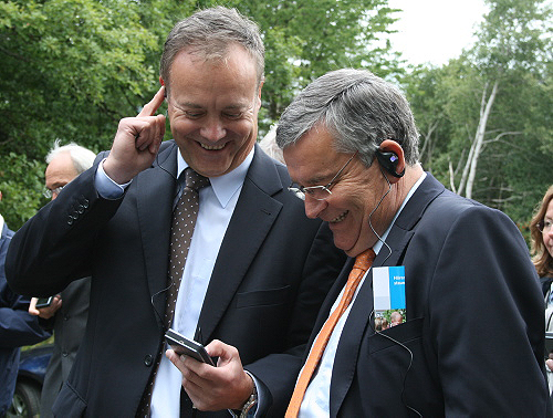 Waldbröls Bürgermeister Peter Koester und Landrat Hagen Jobi fühlen sich gut unterhalten (Foto: OBK) 
