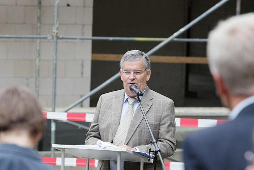 Landrat Hagen Jobi beim Richtfest des neuen Betriebsgebäudes (Foto: OBK)