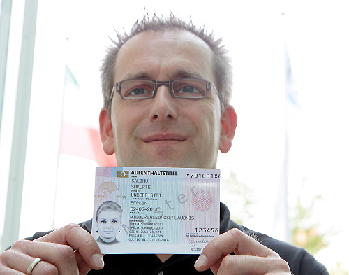 Rüdiger Brinkmann, Leiter der Ausländerbehörde des Oberbergischen Kreises, stellt den neuen Aufenthaltstitel im Scheckkartenformat vor. (Foto: OBK)