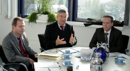 Landrat Hagen Jobi (mitte) stellte mit Kreiskämmerer Klaus Grootens und dem Leiter der Finanzabteilung Wolfgang Hamm den Haushalt 2012. (Foto: OBK)