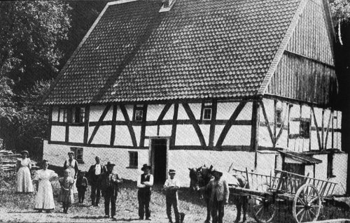 Haus Dahl im Jahre 1910 mit Anna Schenk (3.v.l.) (Foto: OBK)
