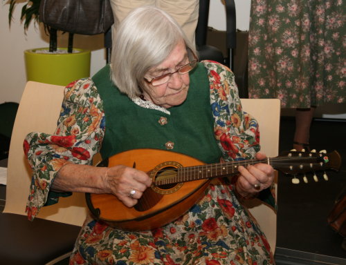 Die 91-jährige Erika Bindokat spielt begeistert Mandoline(Foto:OBK)
