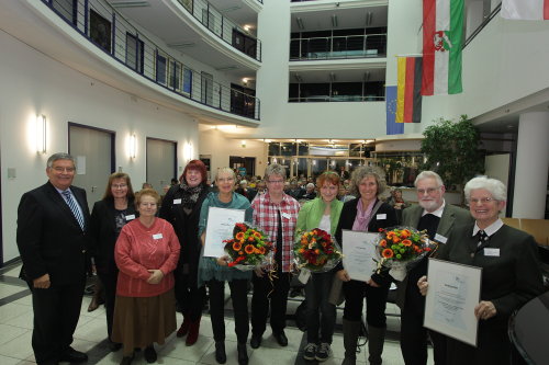 Landrat Hagen Jobi mit den Gewinnern des Freiwilligen-Förderpreises 2012
