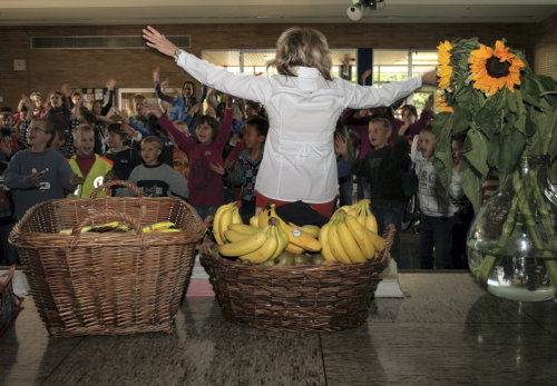 Spaß an gesunder Ernährung und Bewegung: Schulleiterin Marita Gröbner motiviert alle mitzumachen (Foto:OBK)