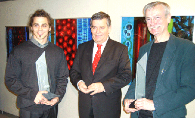 Das Foto zeigt von links nach rechts: David Uessem, Landrat Hagen Jobi und Peter Leidig nach der Preisübergabe im Schloss Homburg Das Foto zeigt von links nach rechts: David Uessem, Landrat Hagen Jobi und Peter Leidig nach der Preisübergabe im Schloss Homburg