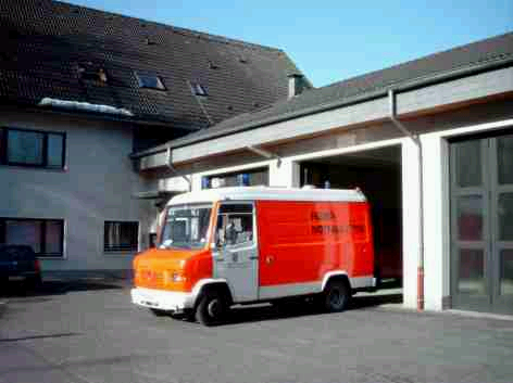Foto der Rettungswache Bergneustadt mit Einsatzfahrzeug