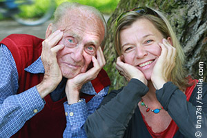 Älterer Mann und jüngere Frau lachen gemeinsam
