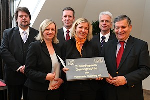 hinten: Thomas Knura, Ingo Stockhausen, Manfred Schneider, alle Volksbank Oberberg eG,
