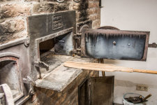 Der original Königswinterer Backofen aus Tuffstein in der Backstube © Oliver Kolken Der original Königswinterer Backofen aus Tuffstein in der Backstube © Oliver Kolken