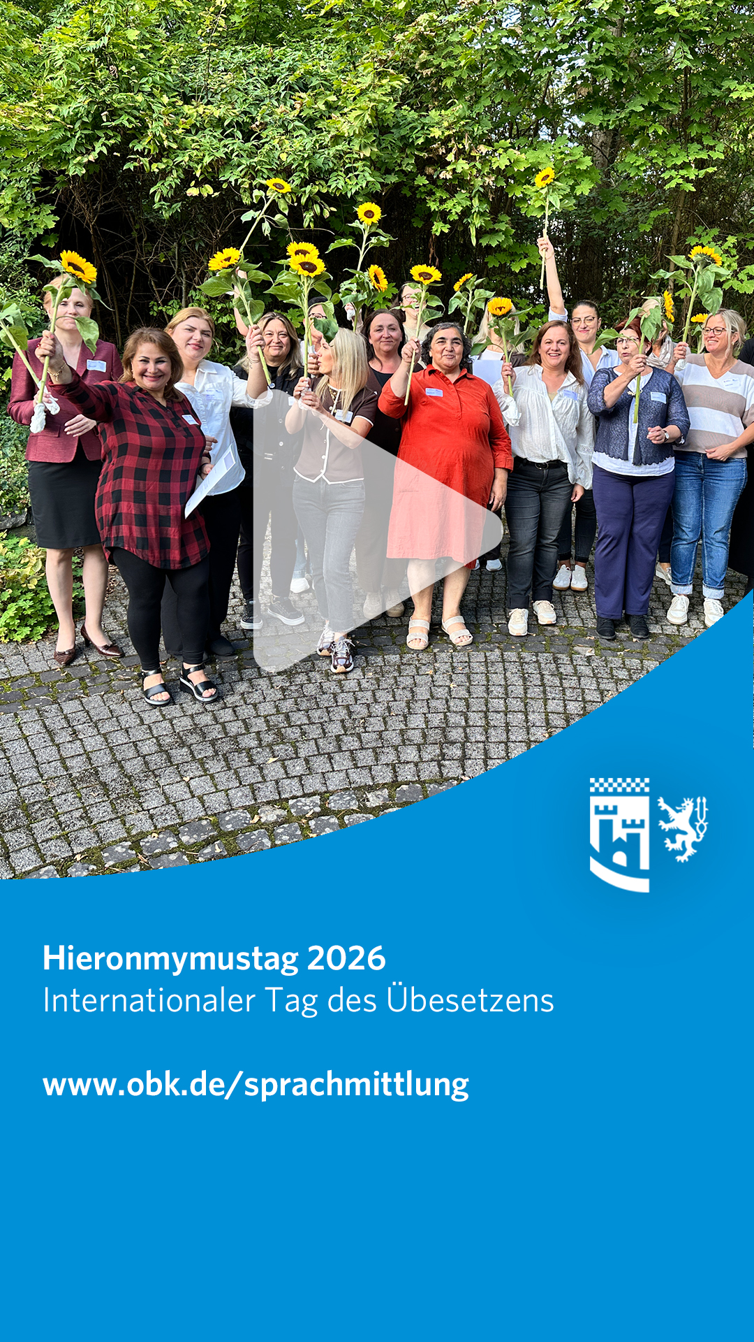 Sprache verbindet! Ehrenamt machts möglich! 🗣️ 🤝 

Ob bei Terminen in Schulen, Kindergärten, Behörden oder Beratungsstellen: Ehrenamtliche Laien-Sprachmittelnde helfen Menschen, die noch nicht ausreichenden Deutsch sprechen, sich zu verständigen und wichtige Gespräche zu führen. 

Neben Emine Kayadibi, die seit 2015 bei den ehrenamtlichen Sprachmittlern im Oberbergischen Kreis ist, engagieren sich aktuell 56 Sprachmittelnde in insgesamt 27 Sprachen! Für ihren wertvollen Einsatz hat das Kommunale Integrationszentrum das Oberbergischen Kreises das Team mit dem Ehrenamtsnachweis NRW ausgezeichnet. 🥳 

Ihr Engagement schafft Verständigung, erleichtert Begegnungen und stärkt das Miteinander. 💪 

Ihr möchtet euch ebenfalls engagieren? Unser kommunales Integrationszentrum qualifiziert und begleitet die ehrenamtlichen Sprachmittelnden. 👀 

Dann meldet Euch bei: sprachmittler@obk.de 📧 
oder schaut auf unsere Website: 
👉 www.obk.de/sprachmittlung

#oberbergischerkreis #oberberg #meinschönsterlandkreis #obk #oberbergisch #oberbergischesland #kreisverwaltung #bergischesland #ehrenamt #ehrenamtliche