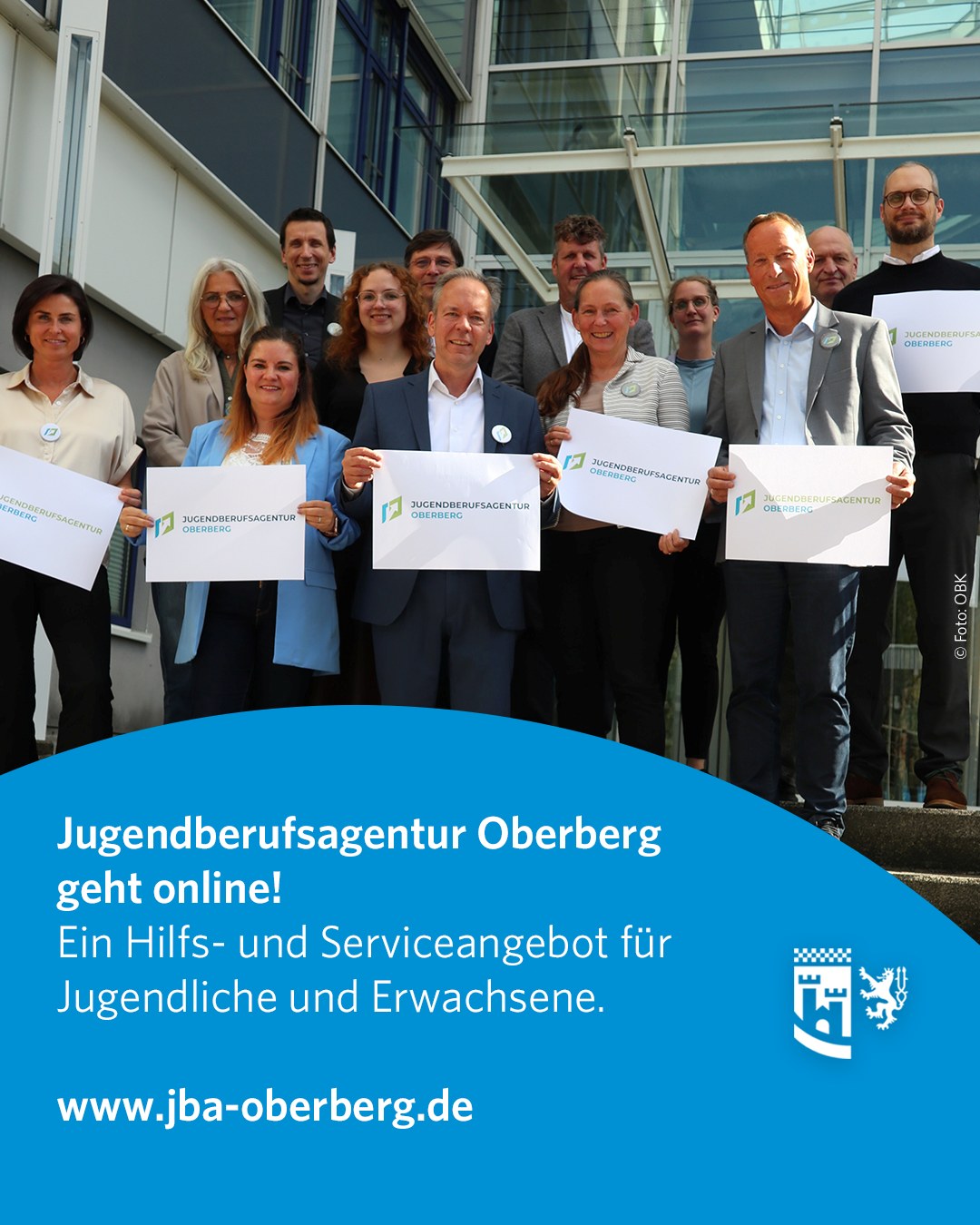 Die "Jugendberufsagentur Oberberg" geht online! 💻 ✅ 

Ein Hilfs- und Serviceangebot für Jugendliche und Erwachsene. 🤝 

Gemeinsam haben das Jobcenter Oberberg, die Agentur für Arbeit und unser Kreisjugendamt und die Kommunale Koordinierungsstelle Übergang Schule-Beruf/Studium das Hilfsangebot entwickelt. 

Ziel: Berufseinsteigerinnen und Berufseinsteigern einen individuellen Lösungsweg in den Beruf zu ermöglichen. Da besonders der Übergang von Schule zu Ausbildung, Studium und letztendlich Beruf so vielfältig sein kann, soll dies nun aus einer Hand möglich sein! 🤗 

Das Onlne-Portal ist bewusst einfach gestaltet um mit wenigen Klicks bereits erste Hilfestellungen zu bekommen. Wichtig ist es, dass Jugendliche unkompliziert nach Lösungen suchen können. 📲 

Auf der Studien- und Berufsorientierungsmesse OBKarriere werden erstmals Mitarbeitende der Jugendberufsagentur vor Ort sein und laden herzlich zum Gespräch ein:

📆 Donnerstag, 15. Oktober 2026 
🕘 09:00 - 14:00 Uhr
📍Schwalbe-Arena in Gummersbach 

#oberbergischerkreis #oberberg #meinschönsterlandkreis #obk #oberbergisch #oberbergischesland #kreisverwaltung #bergischesland #ausbildung #studium #dualesstudium #karriere #jobmesser#ausbildungsmesse #messe